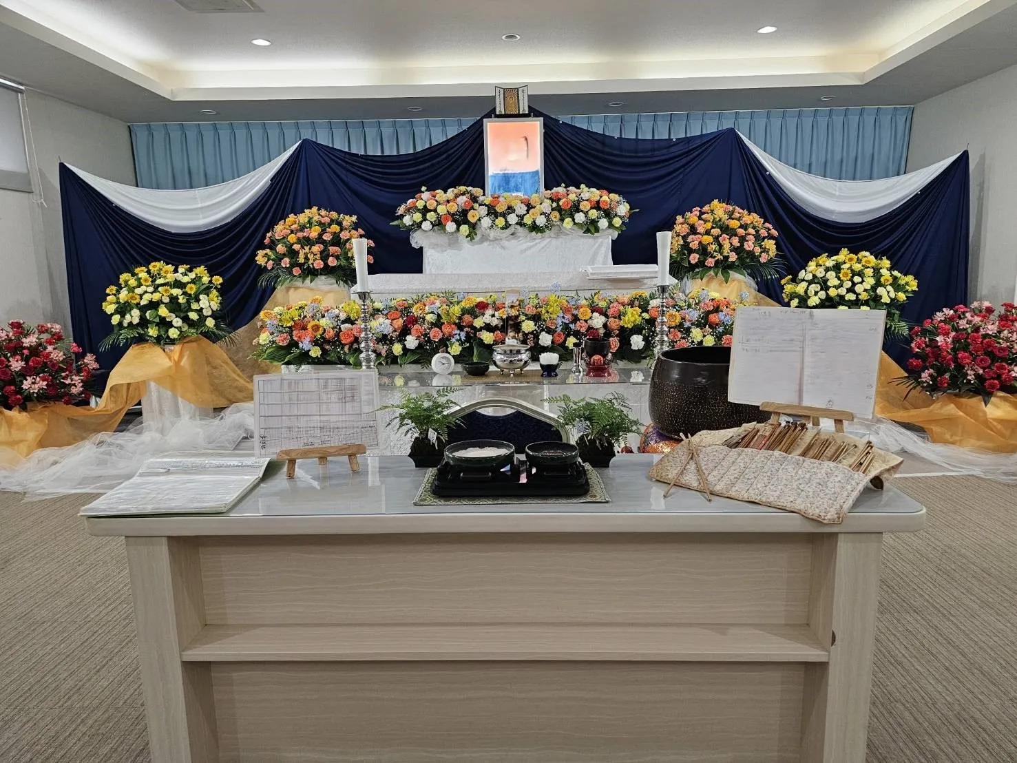 葬儀らしくないアレンジを祭壇の横に飾りたい!