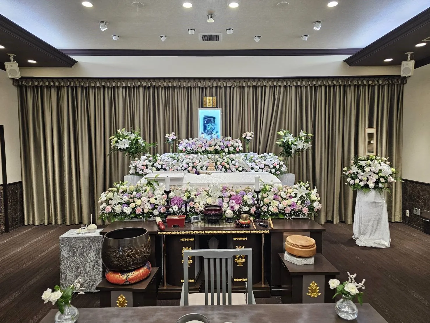 小さいお花と大好きユリで送りたい